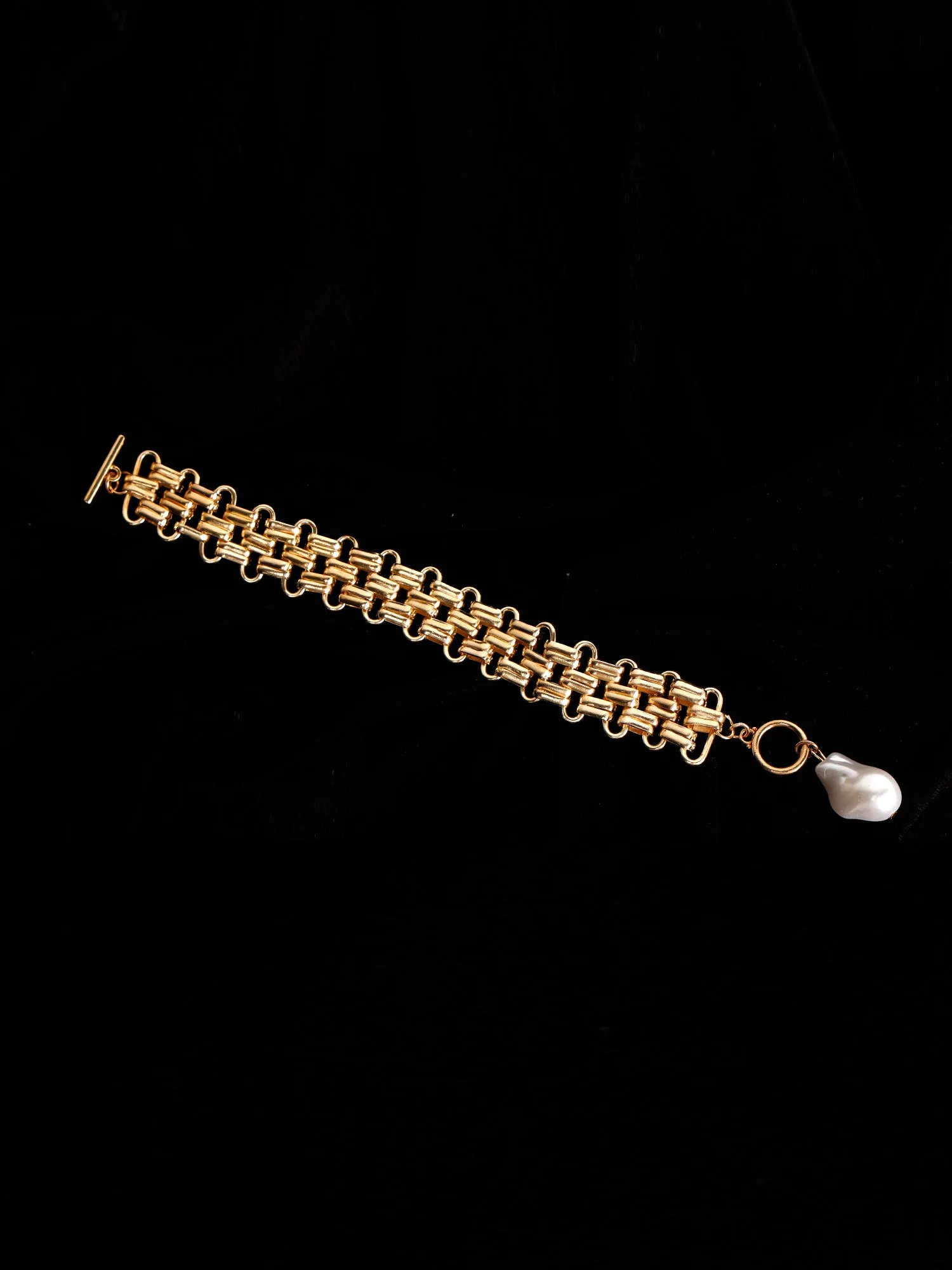 Gold Bracelet With Enchanted Pearl Droplet