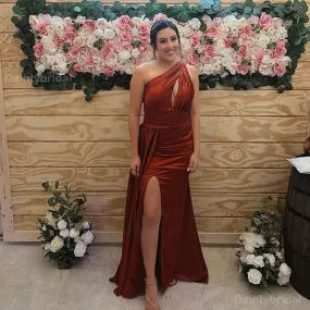 Long Rust Bridesmaid Dress with Side Slit & Elegant One-Shoulder Style